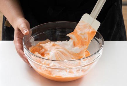 Фото шага рецепта Японский клубничный торт 151017 шаг 6  