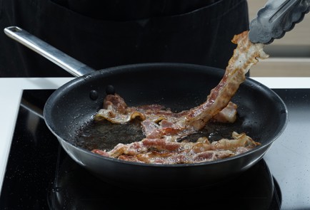 Фото шага рецепта Яйца бенедикт 152663 шаг 1  