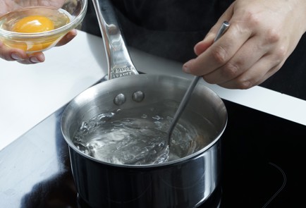 Фото шага рецепта Яйца бенедикт 152663 шаг 2  