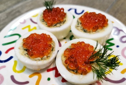 Фото шага рецепта Яйца фаршированные икрой и зеленью 186388 шаг 11
