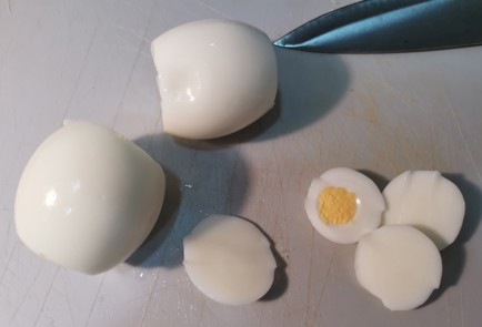 Фото шага рецепта Яйца фаршированные икрой и зеленью 186388 шаг 5