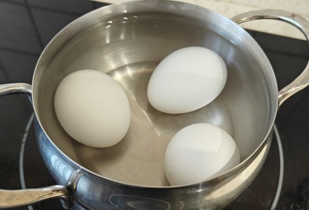 Фото шага рецепта Яйца фаршированные консервированной печенью минтая 190490 шаг 1  