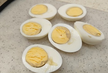 Фото шага рецепта Яйца фаршированные консервированной печенью минтая 190490 шаг 3  