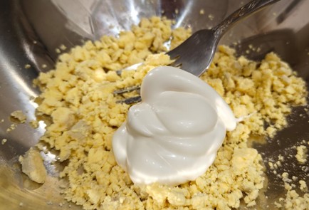 Фото шага рецепта Яйца фаршированные консервированной печенью минтая 190490 шаг 6  