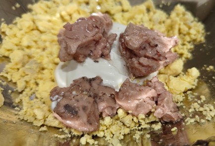 Фото шага рецепта Яйца фаршированные консервированной печенью минтая 190490 шаг 7  