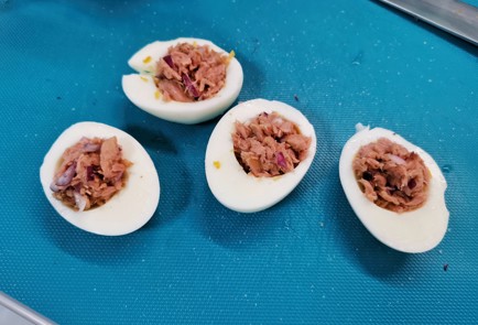 Фото шага рецепта Яйца фаршированные тунцом 140695 шаг 12  