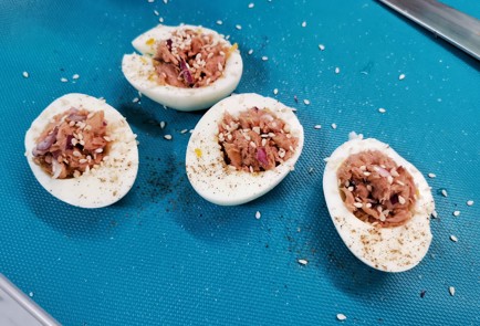 Фото шага рецепта Яйца фаршированные тунцом 140695 шаг 14  