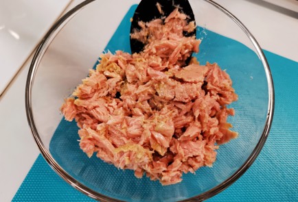 Фото шага рецепта Яйца фаршированные тунцом 140695 шаг 2  