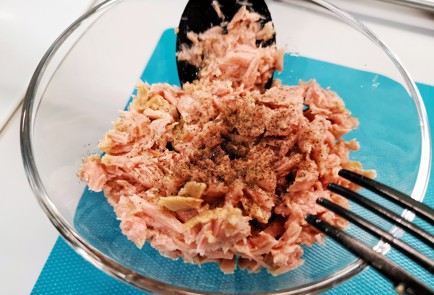 Фото шага рецепта Яйца фаршированные тунцом 140695 шаг 3  