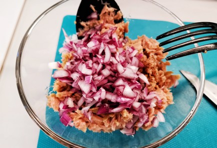 Фото шага рецепта Яйца фаршированные тунцом 140695 шаг 6  