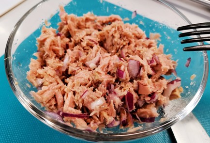 Фото шага рецепта Яйца фаршированные тунцом 140695 шаг 7  