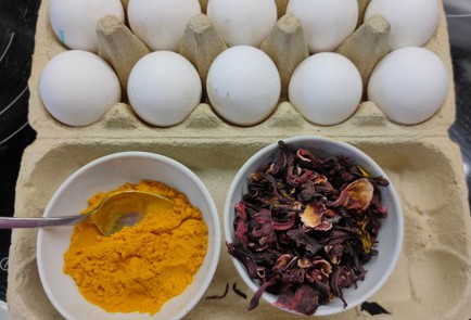 Фото шага рецепта Яйца крашенные куркумой 176228 шаг 1  
