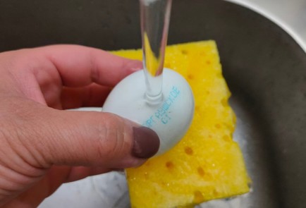 Фото шага рецепта Яйца крашенные куркумой 176228 шаг 2  