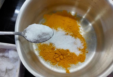 Фото шага рецепта Яйца крашенные куркумой 176228 шаг 4  