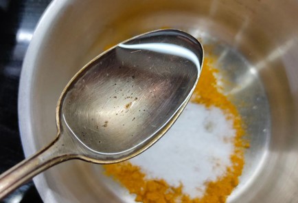 Фото шага рецепта Яйца крашенные куркумой 176228 шаг 5  