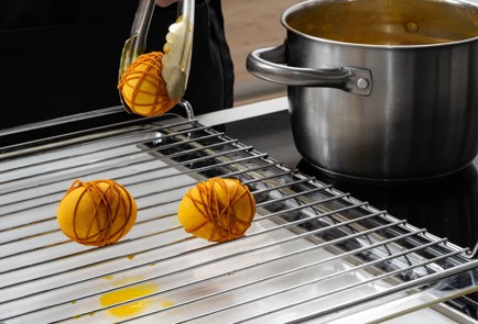 Фото шага рецепта Яйца крашенные в куркуме 173458 шаг 8  