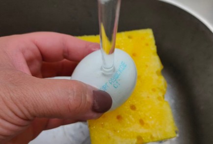 Фото шага рецепта Яйца окрашенные в красном вине 176229 шаг 3  