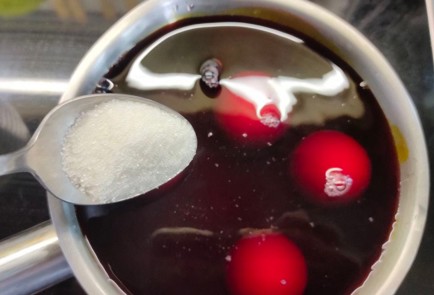 Фото шага рецепта Яйца окрашенные в красном вине 176229 шаг 6  