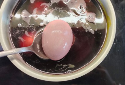 Фото шага рецепта Яйца окрашенные в красном вине 176229 шаг 8  