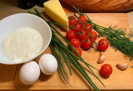 Фото шага рецепта Яйца пашот с соусом из йогурта с зеленью 189813 шаг 1  