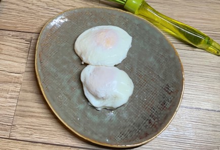 Фото шага рецепта Яйца пашот с соусом из йогурта с зеленью 189813 шаг 6  