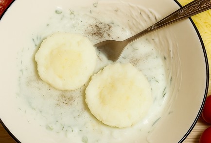 Фото шага рецепта Яйца пашот с соусом из йогурта с зеленью 189813 шаг 8  