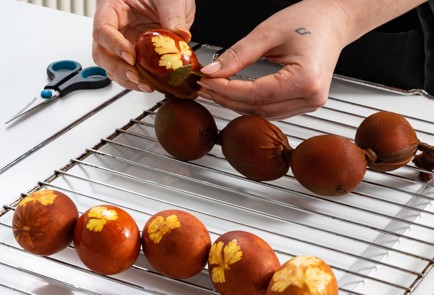 Фото шага рецепта Яйца в луковой шелухе 173457 шаг 10