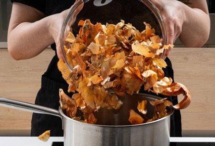 Фото шага рецепта Яйца в луковой шелухе 173457 шаг 3