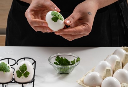 Фото шага рецепта Яйца в луковой шелухе 173457 шаг 5