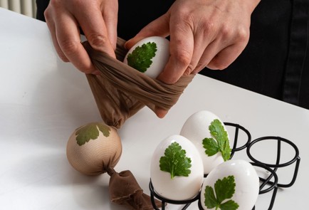 Фото шага рецепта Яйца в луковой шелухе 173457 шаг 6