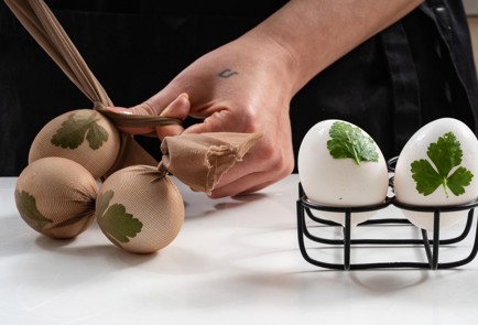 Фото шага рецепта Яйца в луковой шелухе 173457 шаг 7