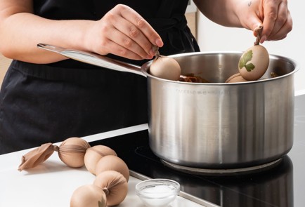 Фото шага рецепта Яйца в луковой шелухе 173457 шаг 8