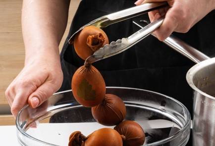 Фото шага рецепта Яйца в луковой шелухе 173457 шаг 9