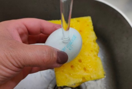 Фото шага рецепта Яйца окрашенные в каркаде 176230 шаг 2