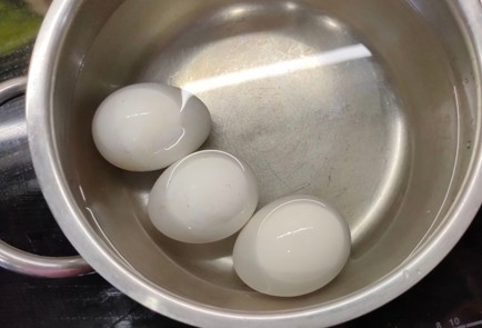 Фото шага рецепта Яйца окрашенные в каркаде 176230 шаг 3