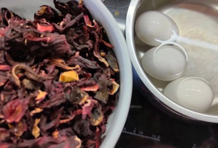 Фото шага рецепта Яйца окрашенные в каркаде 176230 шаг 4