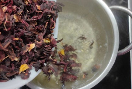 Фото шага рецепта Яйца окрашенные в каркаде 176230 шаг 5