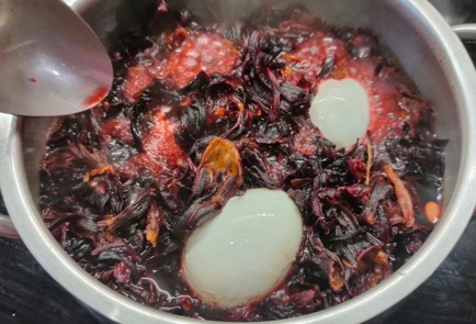 Фото шага рецепта Яйца окрашенные в каркаде 176230 шаг 6