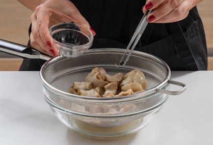 Фото шага рецепта Язычки трески в нежном соусе 174543 шаг 3