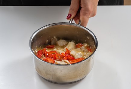 Фото шага рецепта Язычки трески в нежном соусе 174543 шаг 7