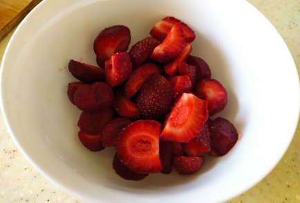 Фото шага рецепта Йогуртовое мороженое с клубникой и бананом 189397 шаг 2  