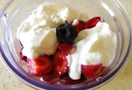 Фото шага рецепта Йогуртовое мороженое с клубникой и бананом 189397 шаг 4  