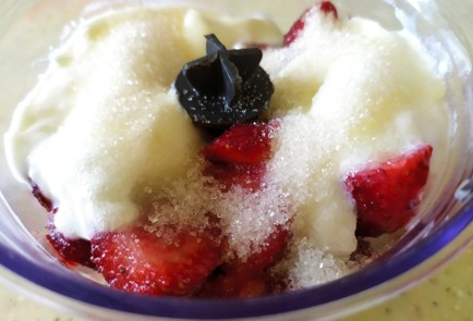 Фото шага рецепта Йогуртовое мороженое с клубникой и бананом 189397 шаг 5  