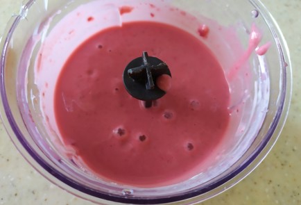 Фото шага рецепта Йогуртовое мороженое с клубникой и бананом 189397 шаг 6  