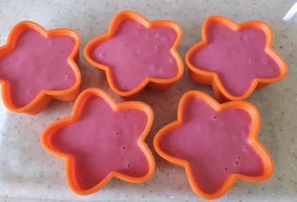 Фото шага рецепта Йогуртовое мороженое с клубникой и бананом 189397 шаг 7  