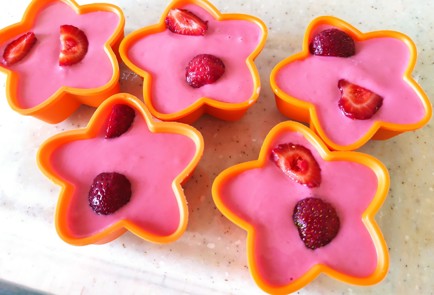 Фото шага рецепта Йогуртовое мороженое с клубникой и бананом 189397 шаг 8  