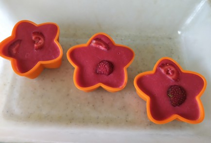 Фото шага рецепта Йогуртовое мороженое с клубникой и бананом 189397 шаг 9  