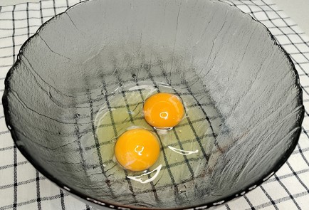 Фото шага рецепта Тонкие блинчики на йогурте 191275 шаг 1