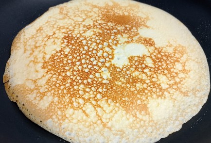 Фото шага рецепта Тонкие блинчики на йогурте 191275 шаг 10