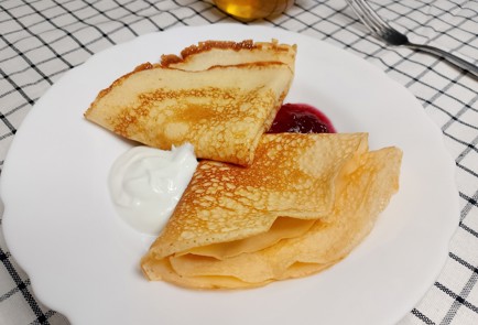 Фото шага рецепта Тонкие блинчики на йогурте 191275 шаг 11